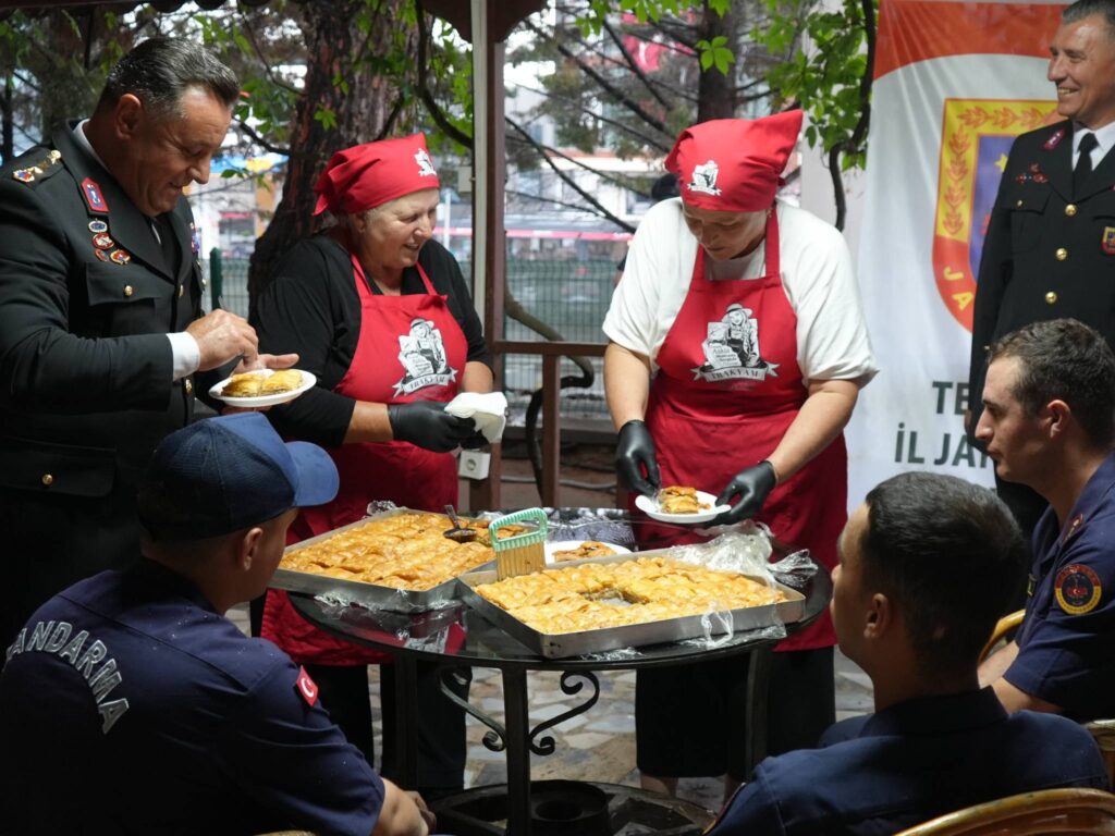 708223026_1307700651486501_8746114909158477807_n-1024x768 Üreten Kadınlardan Kahramanlara Baklava İkramı