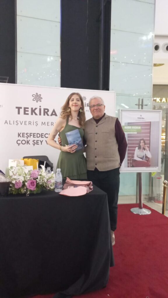 WhatsApp-Image-2026-05-03-at-18.13.19-768x1365-1-576x1024 GENÇ YAZAR ADORA YAĞMUR’A TEKİRA AVM’DE SEVGİ SELİ: İMZA GÜNÜNDE İĞNE ATSAN YERE DÜŞMEDİ!