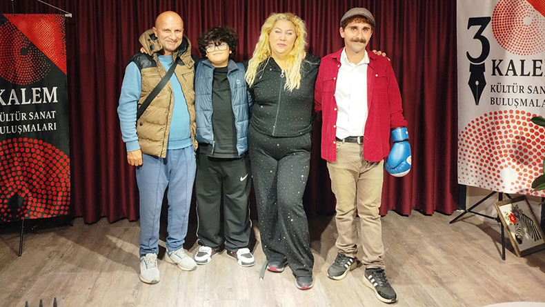 ugur-bahadir "Çingene Boksör" tiyatroseverleri büyüledi
