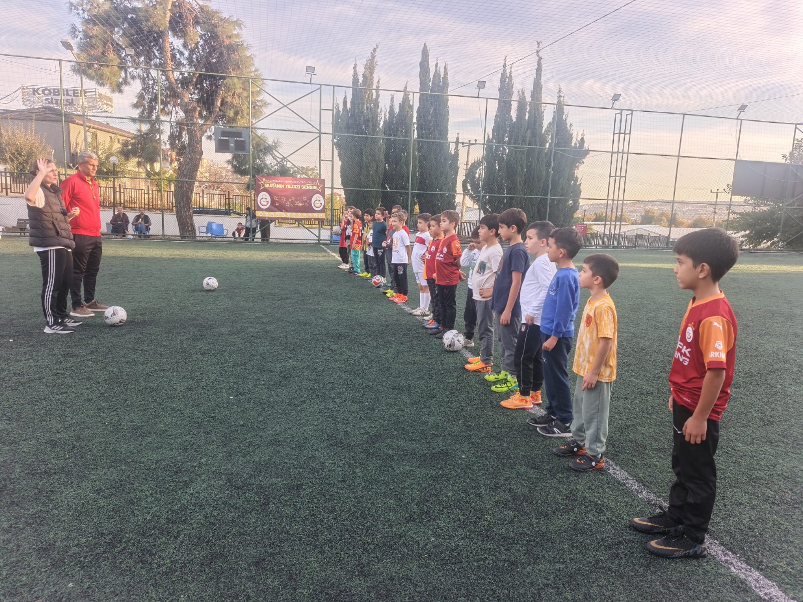 WhatsApp-Image-2026-10-08-at-14.00.15 SÜLEYMANPAŞA’DA FUTBOL RÜZGÂRI: MİNİKLER SAHAYA İNDİ