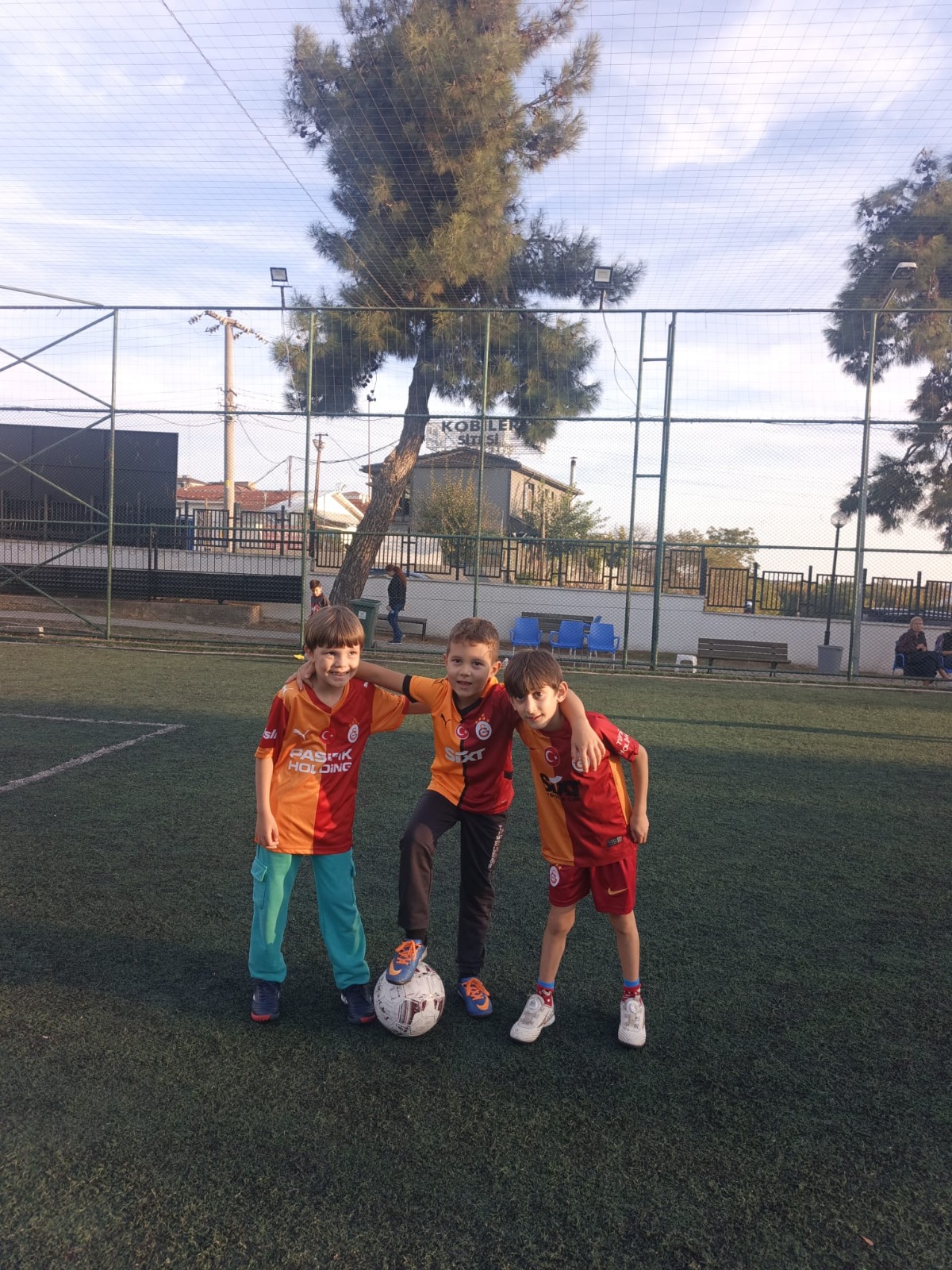 WhatsApp-Image-2026-10-08-at-14.00.23 SÜLEYMANPAŞA’DA FUTBOL RÜZGÂRI: MİNİKLER SAHAYA İNDİ